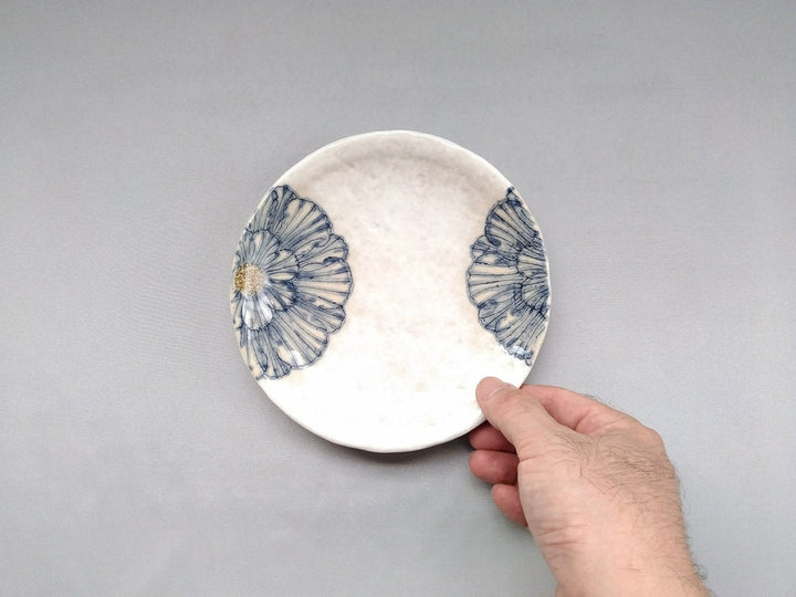 White Slip Peony 5.5-Sun Round Plate Blue - Crafted By Yoshihei Kato