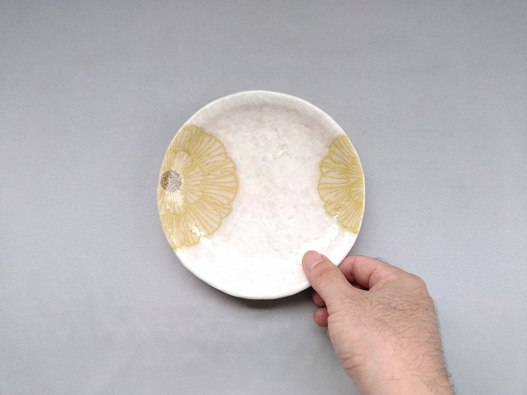 White Slip Peony 5.5-Sun Round Plate Yellow - Crafted By Yohei Kato