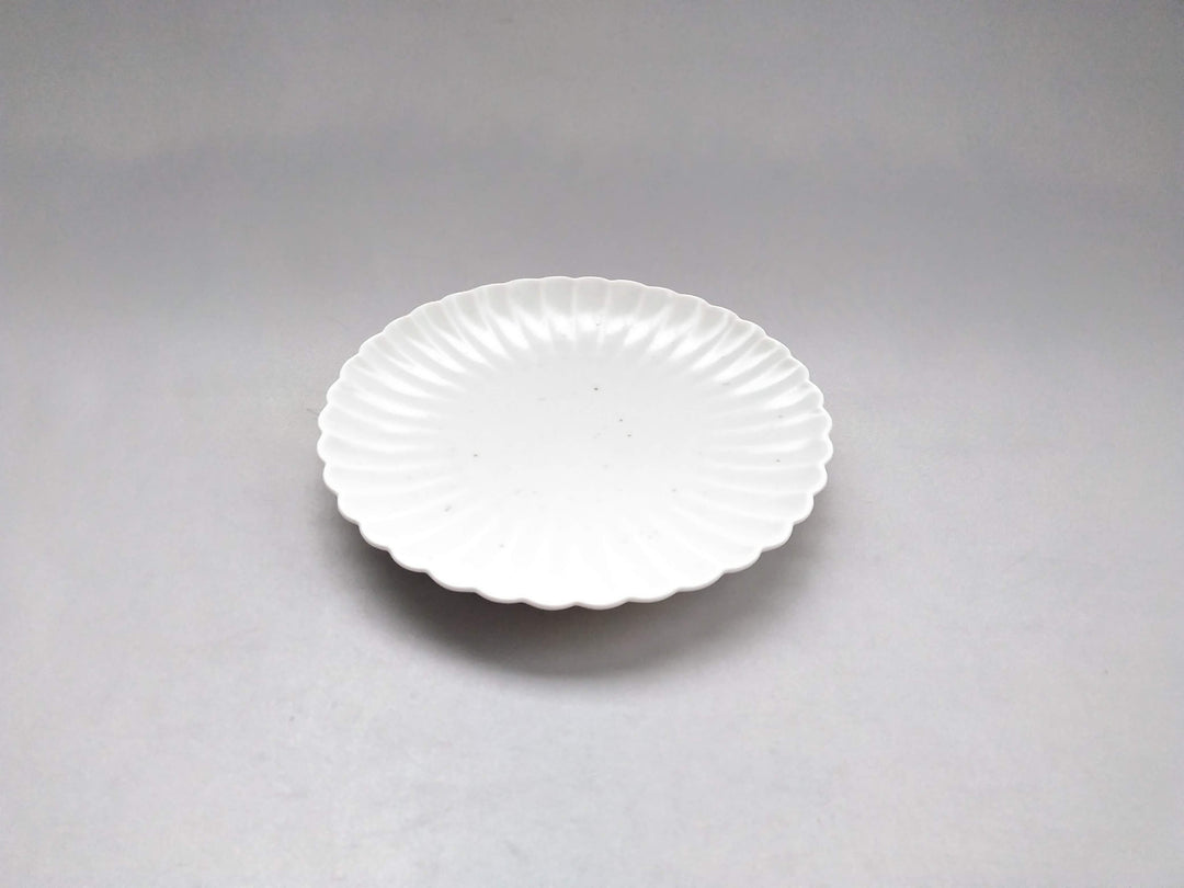 Green and White Porcelain Chrysanthemum-Edged 16cm Plate - Crafted By Yamahira Kiln