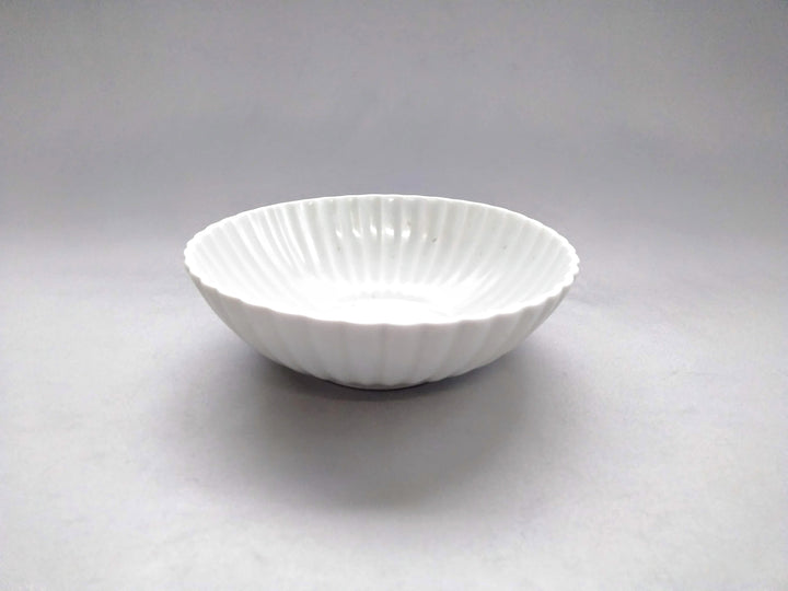 Green and White Porcelain Chrysanthemum-Edged 14cm Bowl - Crafted By Yamahira Kiln