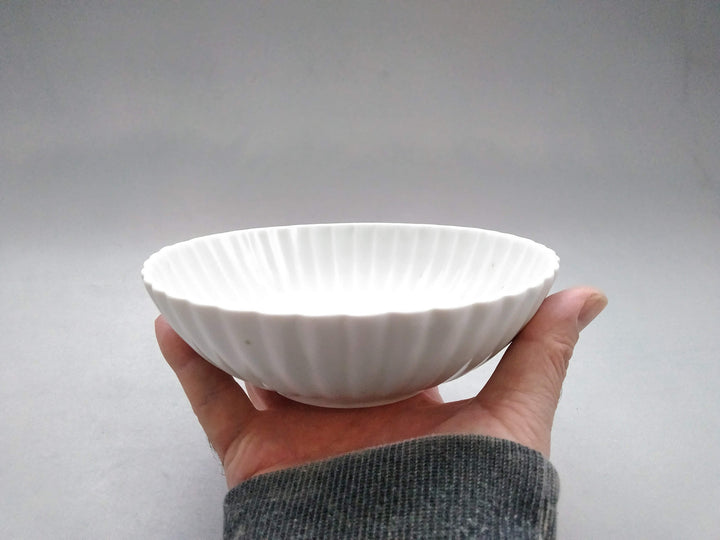 Green and White Porcelain Chrysanthemum-Edged 14cm Bowl - Crafted By Yamahira Kiln