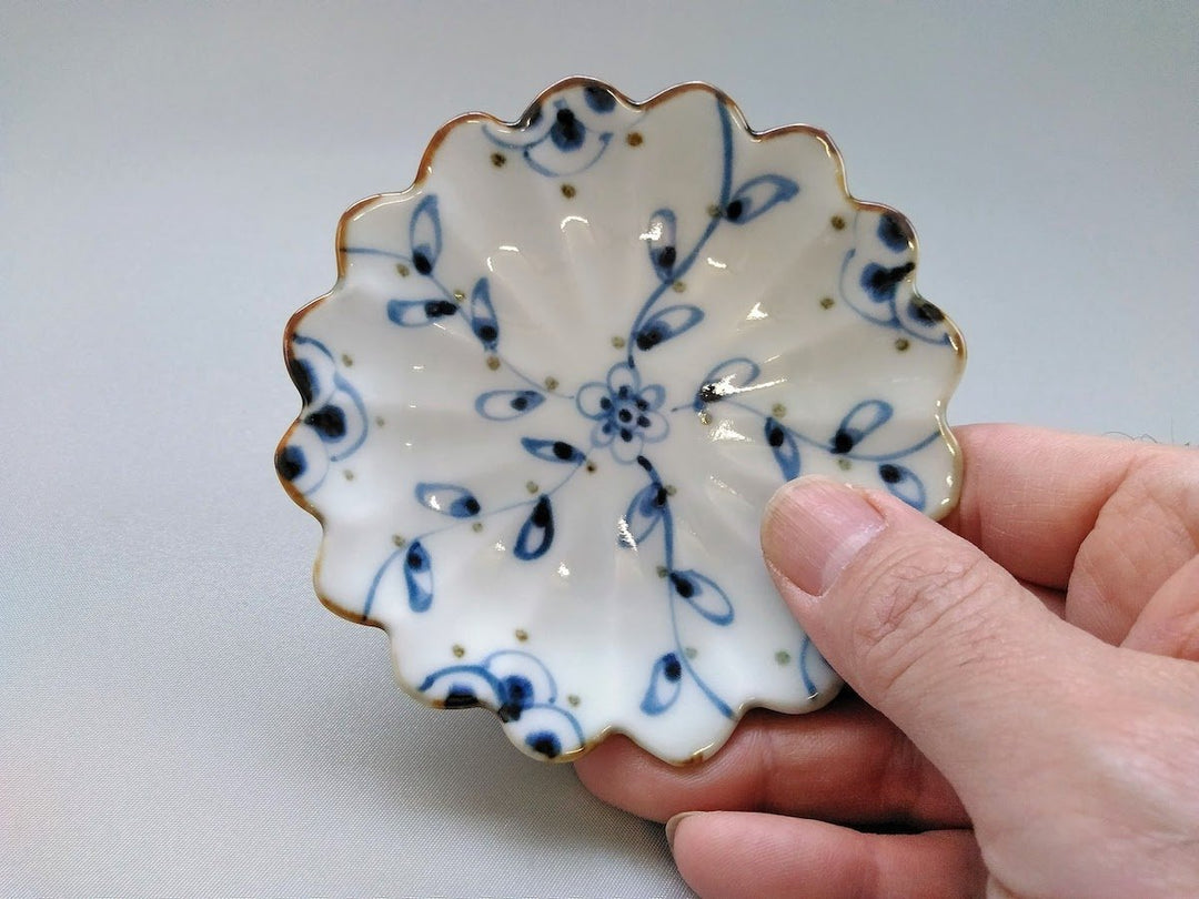 Vine Arabesque Flower-Shaped Small Plate - Crafted By Tokushichi Kiln