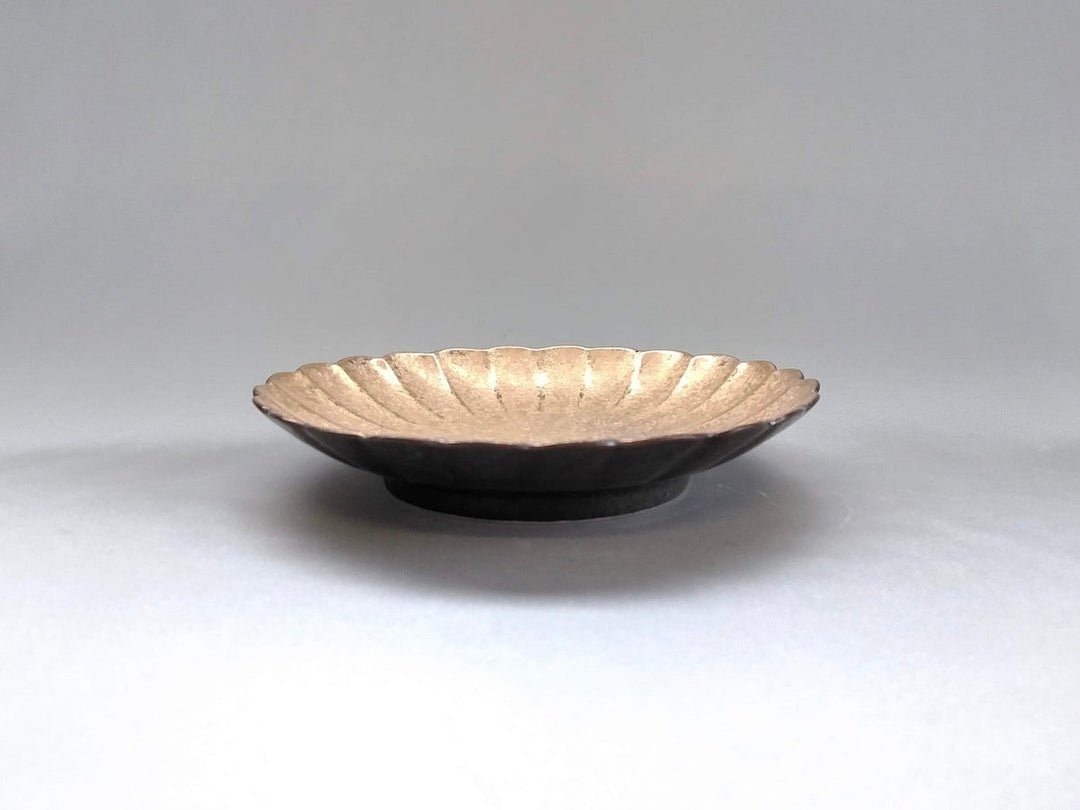 4.5-Sun Plate with Black yuzu and gold-painted Chrysanthemum - Crafted By Toetsu Kiln