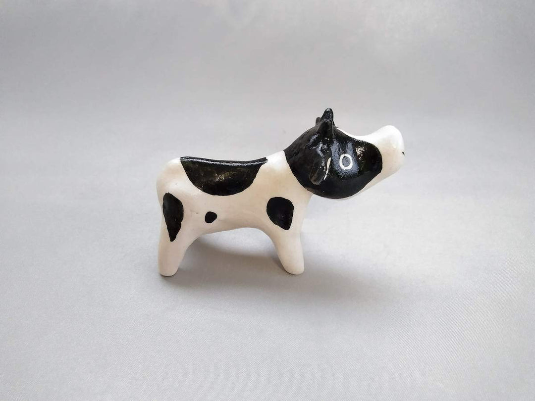 Zodiac figurine Ox Holstein - Crafted By Yasumi PotterySizeAs each piece is handmade, slight variations may occur. 
<br>Thank you for your understanding.