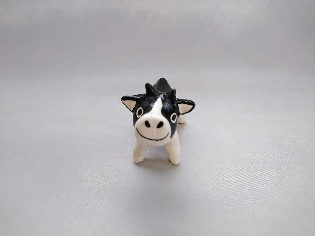 Zodiac figurine Ox Holstein - Crafted By Yasumi PotterySizeAs each piece is handmade, slight variations may occur. 
<br>Thank you for your understanding.