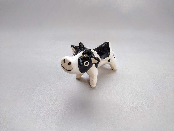 Zodiac figurine Ox Holstein - Crafted By Yasumi PotterySizeAs each piece is handmade, slight variations may occur. 
<br>Thank you for your understanding.